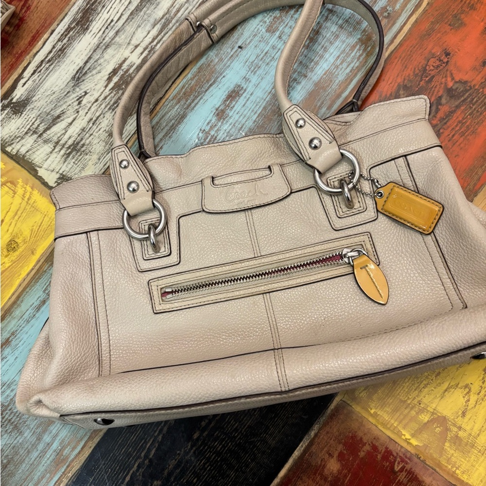 Coach Tan handbag it’s not a real one but it’s very close